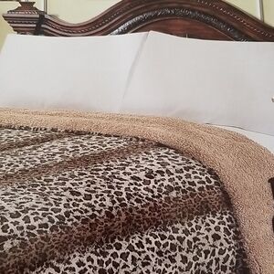 NEW! Luxe Faux Fur Leopard Queen Size Blanket Throw 3 Piece Set